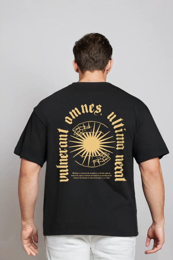 Omnes vulnerant, ultima necat Oversized T-shirt