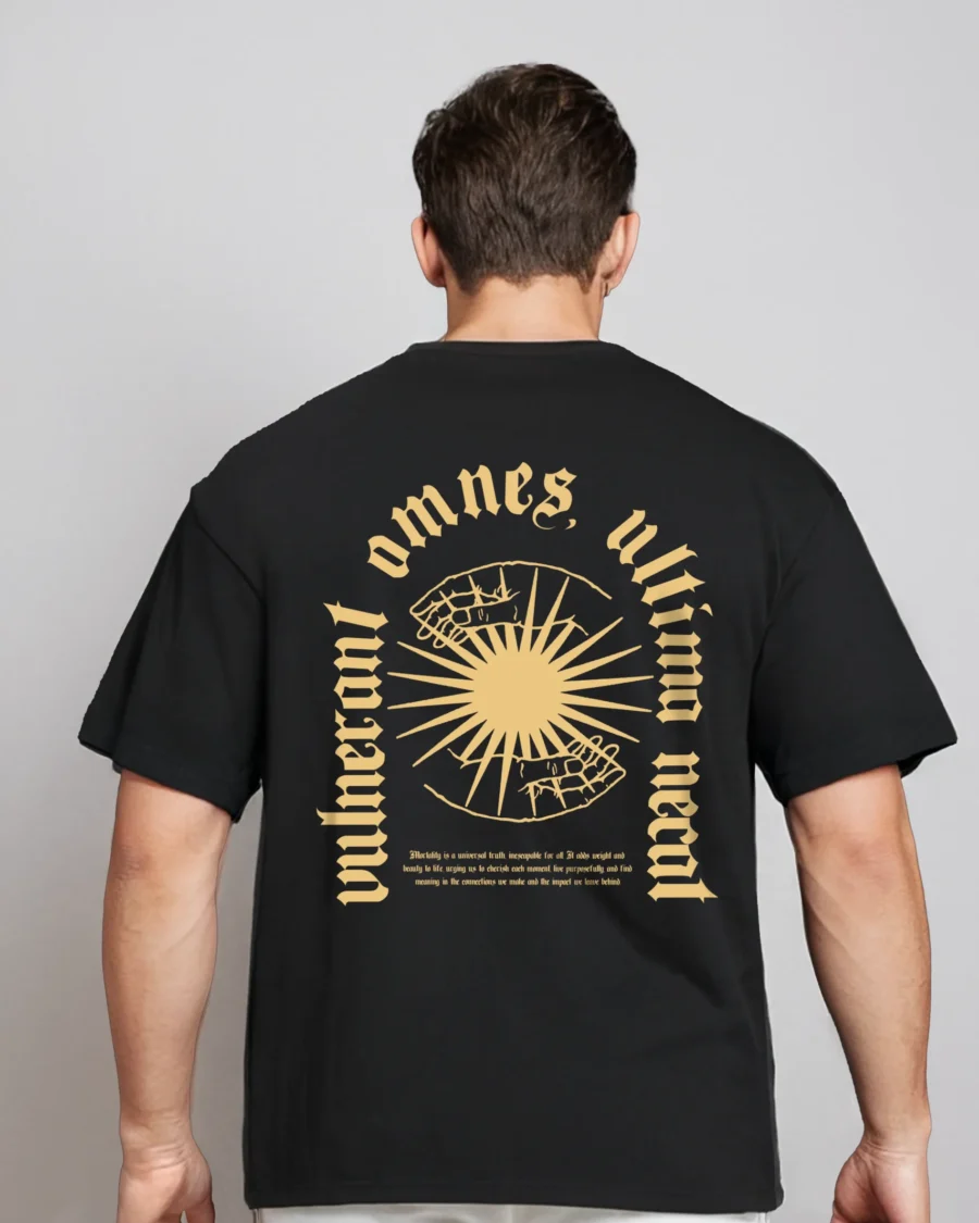 Omnes vulnerant, ultima necat Oversized T-shirt